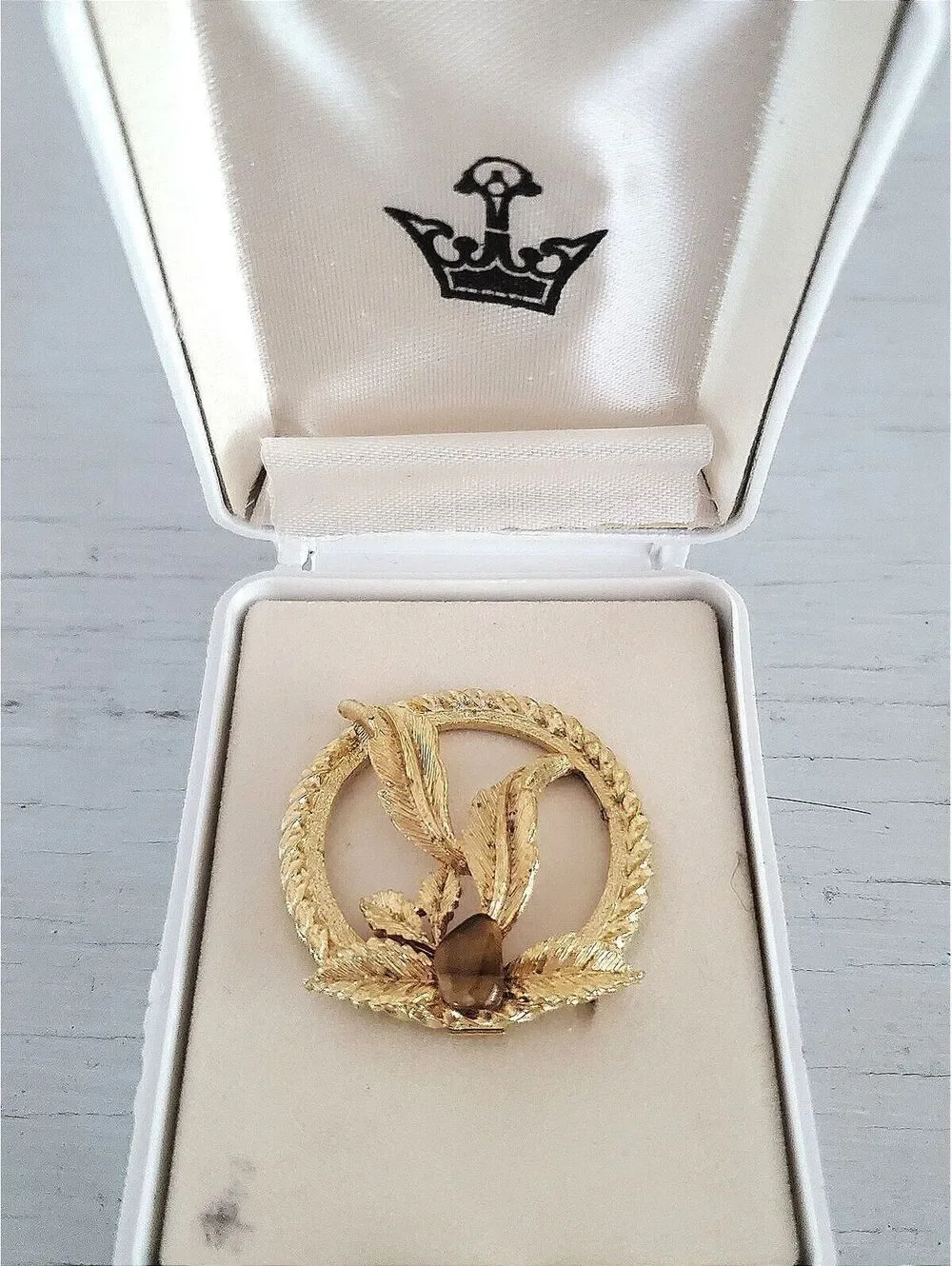 Vintage Gold Wreath Rope Edge Tiger Eye Stone Accent Brooch